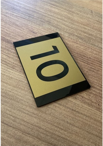 Minimal Gold Kapı Numarası 10x7 cm Siyah Pleksi ile Kolay Montaj İmkanı Sunar