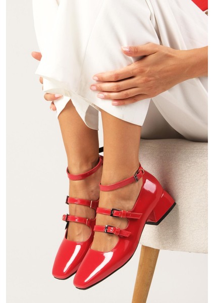 Baylee Kırmızı Rugan 3 Bantlı Küt Burunlu Kadın Kısa Topuklu Ayakkabı