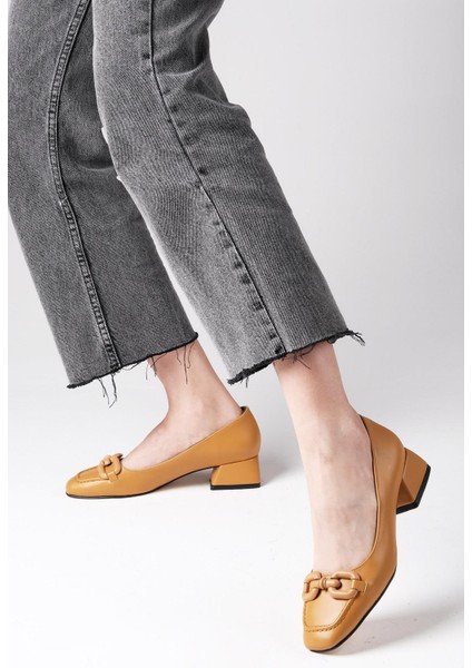 Dolly Hardal Rengi Toka Aksesuarlı Küt Burunlu Kadın Kısa Topuklu Ayakkabı