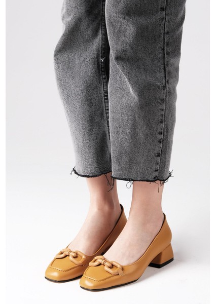 Dolly Hardal Rengi Toka Aksesuarlı Küt Burunlu Kadın Kısa Topuklu Ayakkabı modelleri