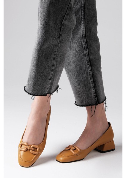 Dolly Hardal Rengi Toka Aksesuarlı Küt Burunlu Kadın Kısa Topuklu Ayakkabı fırsatları