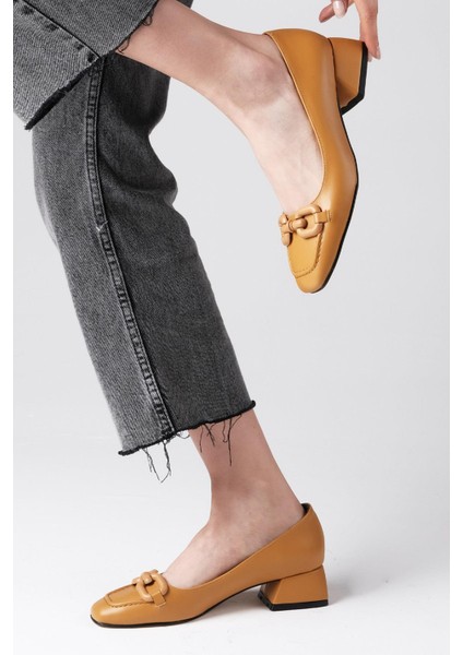 Dolly Hardal Rengi Toka Aksesuarlı Küt Burunlu Kadın Kısa Topuklu Ayakkabı indirimleri