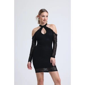 Siyah Dantel Likralı Öpücük Yaka Omuzları Açık Elbise
