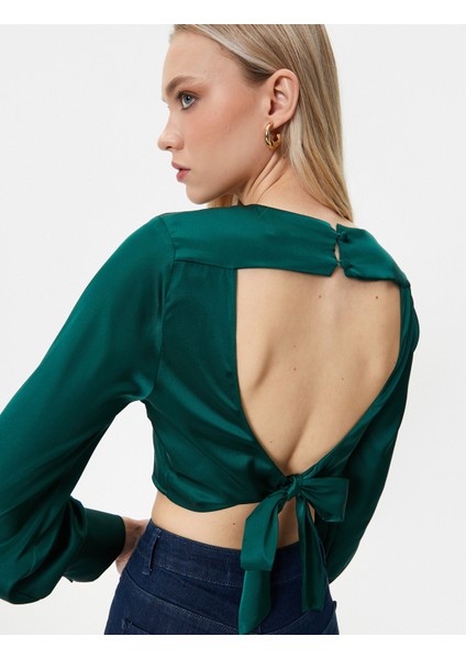 Melis Ağazat x Koton - Crop Sırt Dekolteli Saten Bluz