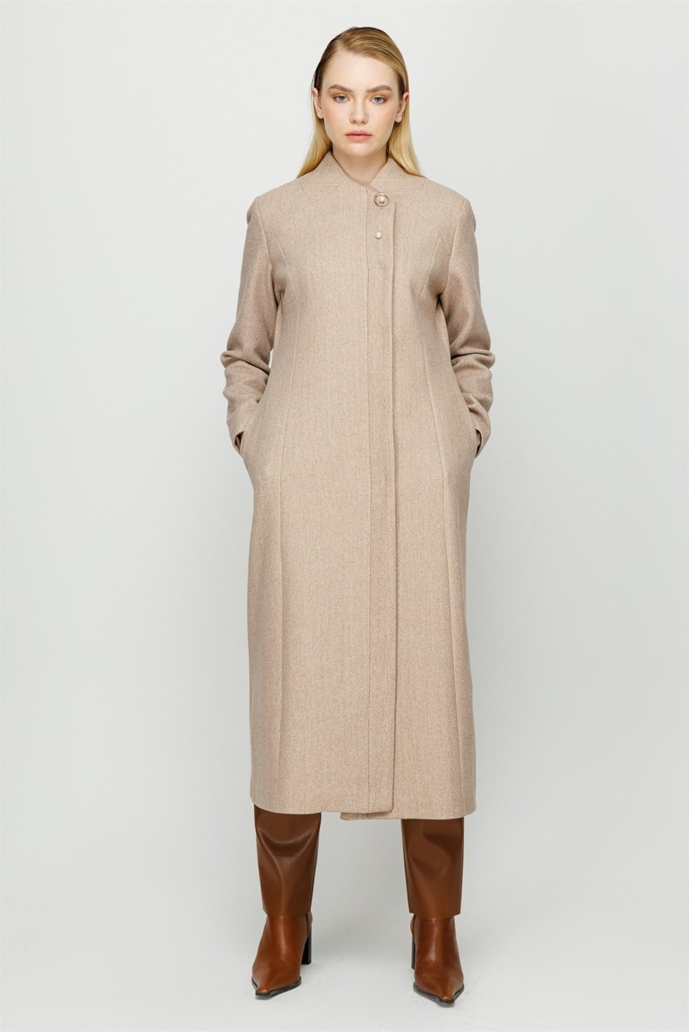 Esswaap Devrik Yaka Inci Broş Detaylı Ara Boy Manto Bej görsel 4