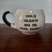 Mor Mürekkep Yanlış Yoldayım Ama Yol Nasıl Güzel Baskılı Balon Kupa