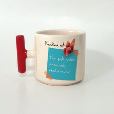 Mor Mürekkep Kendime Not: Her Güçlü Kadının Arkasında Kendisi Vardır Kelebekli Mavi Baskılı Kırmızı T Kupa