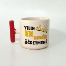 Mor Mürekkep Yılın En Komik Öğretmeni Baskılı Kırmızı Kulplu T Öğretmenler Günü Kupa