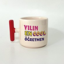 Mor Mürekkep Yılın En Cool Öğretmen Baskılı Kırmızı Kulplu T Öğretmenler Günü Kupa