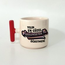 Mor Mürekkep Yılın En Güzel Gülümseyen Öğretmeni Baskılı Kırmızı Kulplu T Öğretmenler Günü Kupa