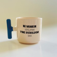 Mor Mürekkep Ne Mümkün Yıkılmak Yine Doğruldum Bak Baskılı Mavi Kulplu T Kupa