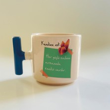 Mor Mürekkep Kendime Not: Her Güçlü Kadının Arkasında Kendisi Vardır Kelebekli Yeşil Baskılı Mavi T Kupa