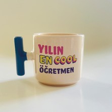 Mor Mürekkep Yılın En Cool Öğretmen Baskılı Mavi Kulplu T Öğretmenler Günü Kupa