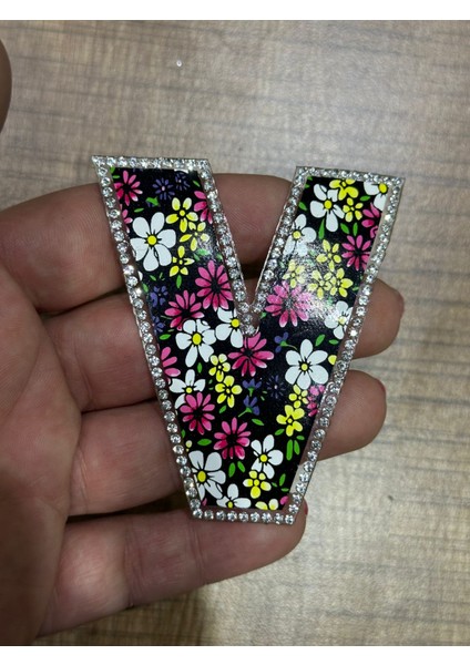 7x6 cm Ütü Ile Yapışan Çiçekli Taşlı V Harfi Arma Yama Dikiş Aksesuarı
