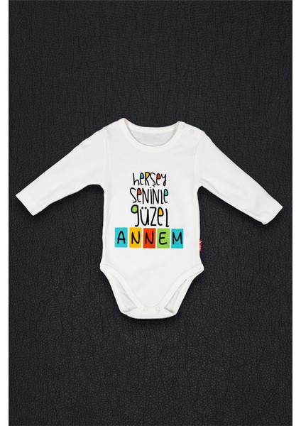 Unisex Bebek Beyaz Her Şey Seninle Güzel Annem Baskılı Alttan Çıtçıtlı Zıbın