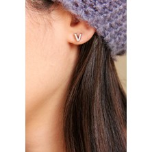 Argentum Concept V Harfi Çivili Gümüş Tek Küpe K078801