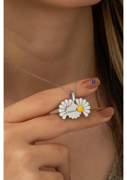 925 Ayar Rodyum Kaplama Bitanem Yazılı Açılan Papatya Gümüş Kolye