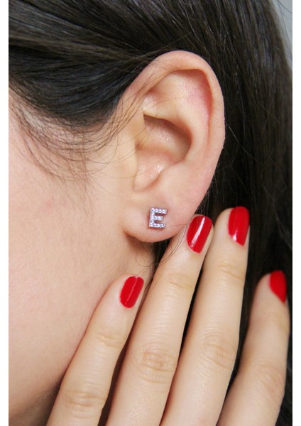 E Harfi Çivili Gümüş Tek Küpe K077201