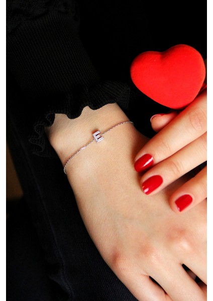 Gümüş E Harfi Bileklik B066801 fiyatları