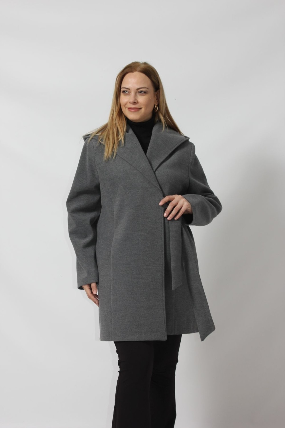 Moda Berray Kuşaklı Kapüşonlu Kaşe Kaban Kadın Uzun Kol Siyah Düz Desen ile Şık Tasarım