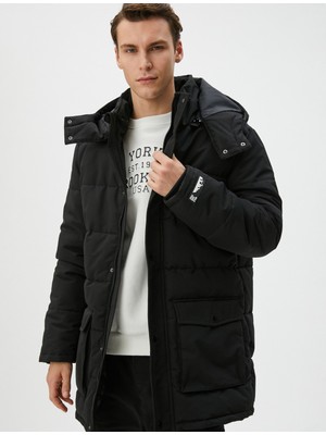 Koton Şişme Mont Kapşonlu Etiket Baskılı Cep Detaylı Fermuarlı Çıtçıt Düğmeli