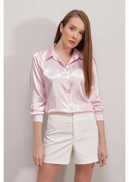 Kadın Pembe Hafif Dökümlü Saten Yüzeyli Gömlek HZL22W-BD139641