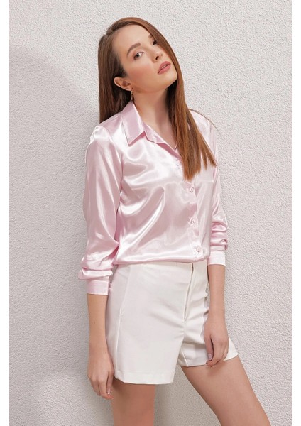 Kadın Pembe Hafif Dökümlü Saten Yüzeyli Gömlek HZL22W-BD139641