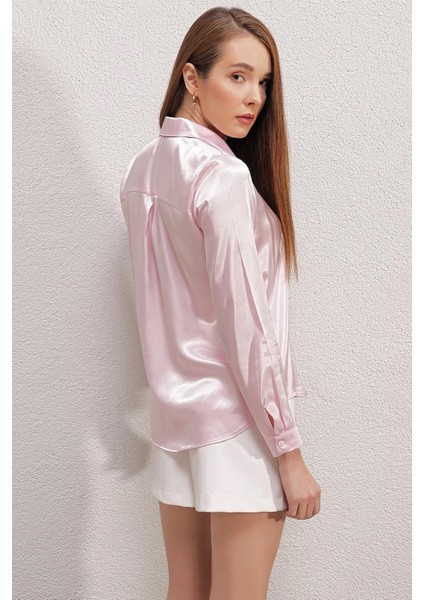 Kadın Pembe Hafif Dökümlü Saten Yüzeyli Gömlek HZL22W-BD139641