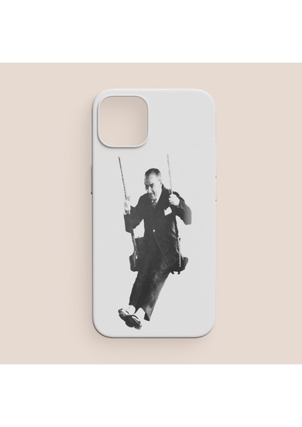 Salıncakta Atatürk Tasarımlı iPhone 11 Telefon Kılıfı