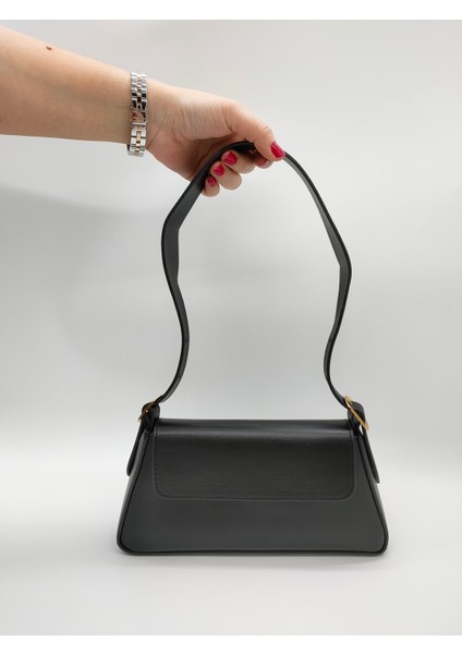 Hera Kadın Sade Tasarım Mıknatıs Kapaklı Kol ve Omuz Çantası modelleri