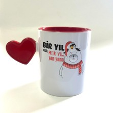 Mor Mürekkep Bir Yıl Değil Her Yıl Yan Yana Penguen Baskılı Dolu Kalp Kulplu Içi Kırmızı Yılbaşı Kupası