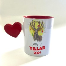 Mor Mürekkep Mutlu Yıllar 2024 Geyik Baskılı Dolu Kalp Kulplu Içi Kırmızı Yılbaşı Kupası