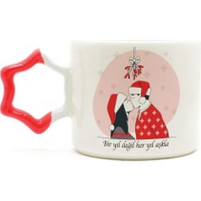 Mor Mürekkep Bir Yıl Değil Her Yıl Aşkla Baskılı Kırmızı Kulplu Yıldız Yılbaşı Kupası