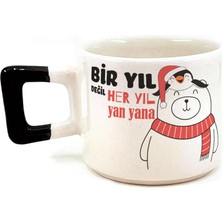 Mor Mürekkep Bir Yıl Değil Her Yıl Yan Yana Penguen Baskılı Siyah Kulplu Kare Yılbaşı Kupası