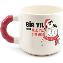 Mor Mürekkep Bir Yıl Değil Her Yıl Yan Yana Penguen Baskılı Kırmızı Kulplu Boncuk Yılbaşı Kupası