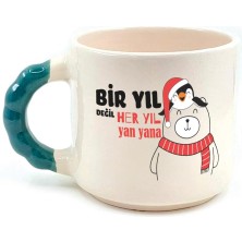 Mor Mürekkep Bir Yıl Değil Her Yıl Yan Yana Penguen Baskılı Yeşil Kulplu Boncuk Yılbaşı Kupası