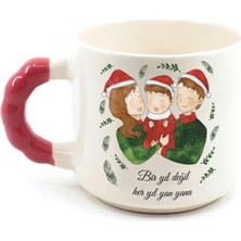 Mor Mürekkep Bir Yıl Değil Her Yıl Yan Yana Aile Baskılı Kırmızı Kulplu Boncuk Yılbaşı Kupası