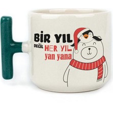 Mor Mürekkep Bir Yıl Değil Her Yıl Yan Yana Penguen Baskılı Yeşil Kulplu T Yılbaşı Kupası