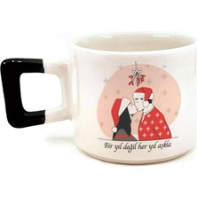 Mor Mürekkep Bir Yıl Değil Her Yıl Aşkla Baskılı Siyah Kulplu Kare Yılbaşı Kupası