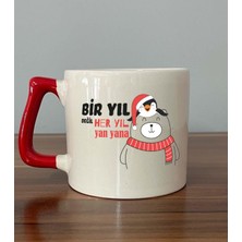 Mor Mürekkep Bir Yıl Değil Her Yıl Yan Yana Penguen Baskılı Kırmızı Kulplu D Yılbaşı Kupası