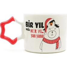 Mor Mürekkep Bir Yıl Değil Her Yıl Yan Yana Penguen Baskılı Kırmızı Kulplu Yıldız Yılbaşı Kupası