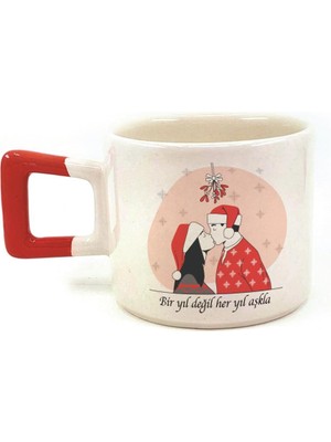 Mor Mürekkep Bir Yıl Değil Her Yıl Aşkla Baskılı Kırmızı Kulplu Kare Yılbaşı Kupası