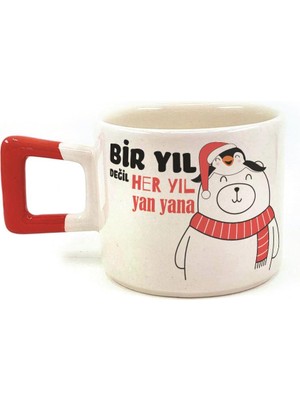 Mor Mürekkep Bir Yıl Değil Her Yıl Yan Yana Penguen Baskılı Kırmızı Kulplu Kare Yılbaşı Kupası