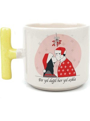 Mor Mürekkep Bir Yıl Değil Her Yıl Aşkla Baskılı Sarı Kulplu T Yılbaşı Kupası