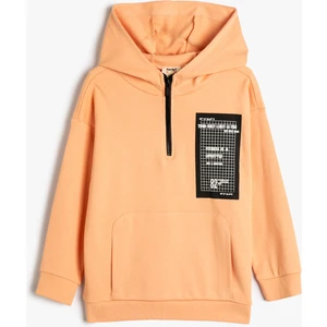 Kapşonlu Sweatshirt Kanguru Cepli Yarım Fermuarlı Baskı Detaylı Pamuklu