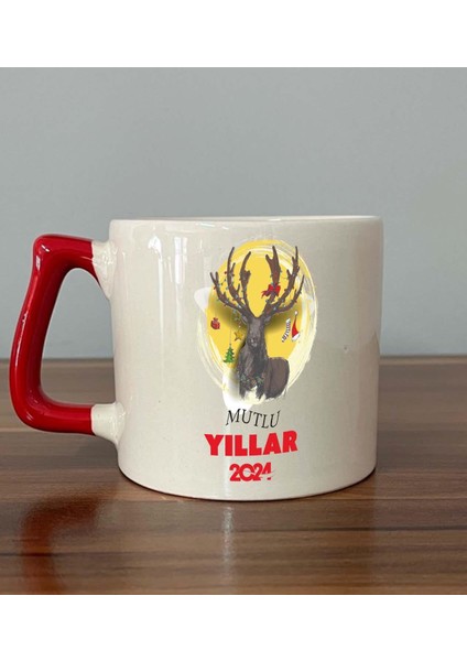 Mutlu Yıllar 2024 Geyik Baskılı Kırmızı Kulplu D Yılbaşı Kupası