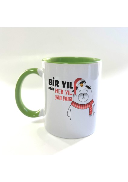 Bir Yıl Değil Her Yıl Yan Yana Penguen Baskılı Yeşil Kulplu Içi Yeşil Yılbaşı Kupası
