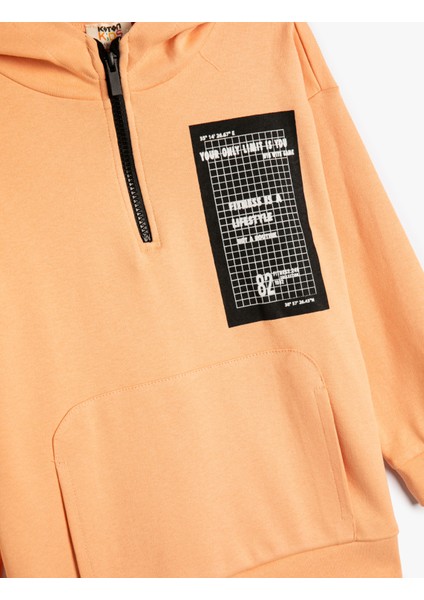Kapşonlu Sweatshirt Kanguru Cepli Yarım Fermuarlı Baskı Detaylı Pamuklu