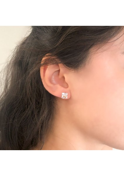 Altın Kaplama Dört Tırnaklı Kare Zirkon Taş Kadın Küpe UNK-778