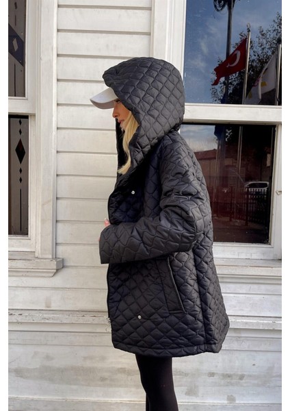 Oversize Kapitone Kapşonlu Fermuar ve Çıtçıt Kapama Ribana Kol Detaylı Elyaf Dolgulu Mont modelleri